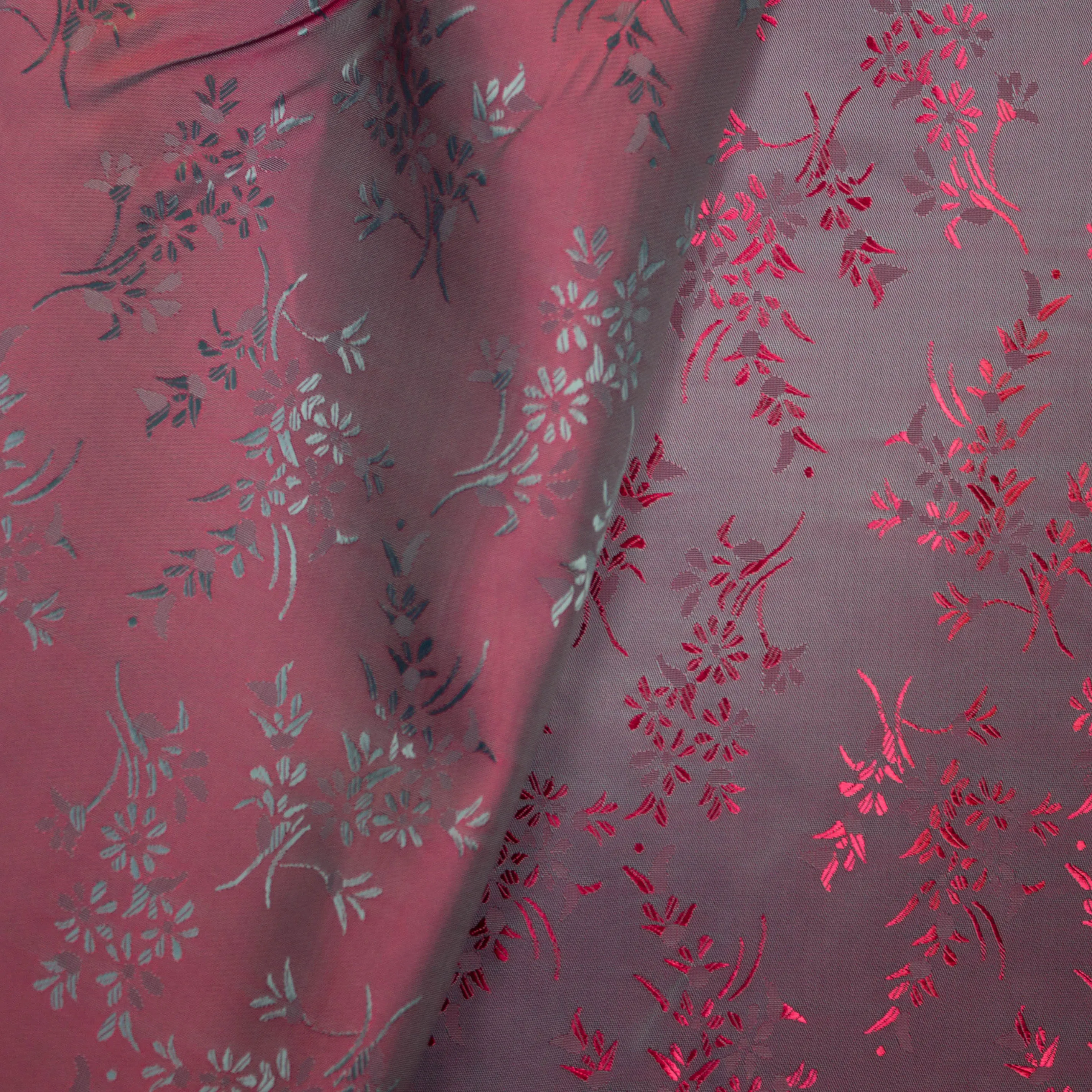 Fantasievoering double face muntgroen rood met sierlijk bloemen motief